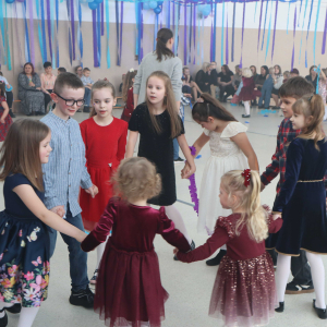 Uczniowie podczas choinki