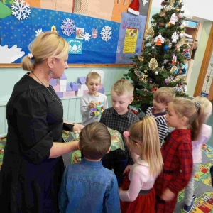 Spotkanie wigilijne w grupie średniej przedszkola- dzielenie się opłatkiem