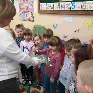 Spotkanie wigilijne w  grupie starszej przedszkola- dzielenie się opłatkiem 